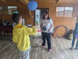 děti si hrají s balonkem